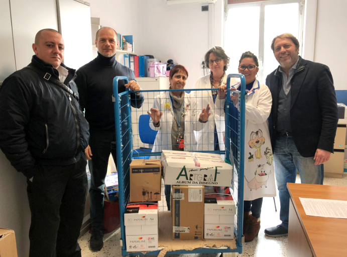 Colori e album da disegno per i baby pazienti dell’ospedale Di Cristina