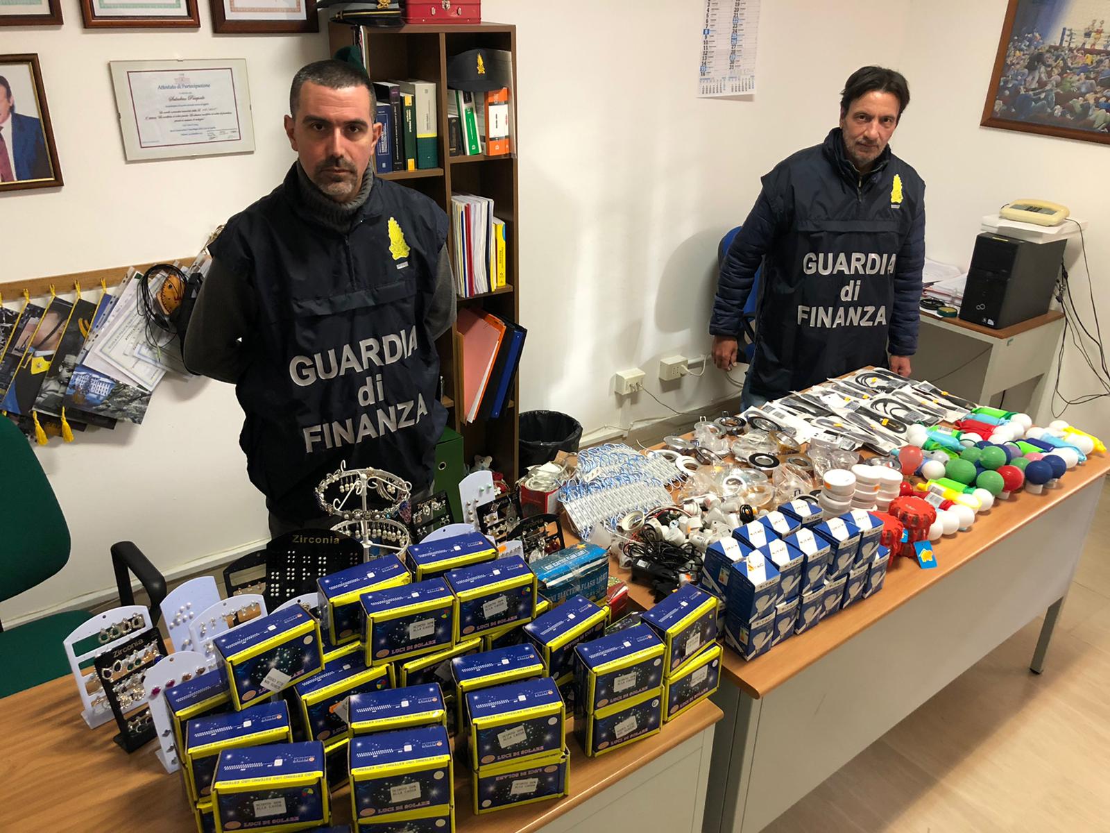 Sequestrati più di mille prodotti in un negozio cinese di Carini