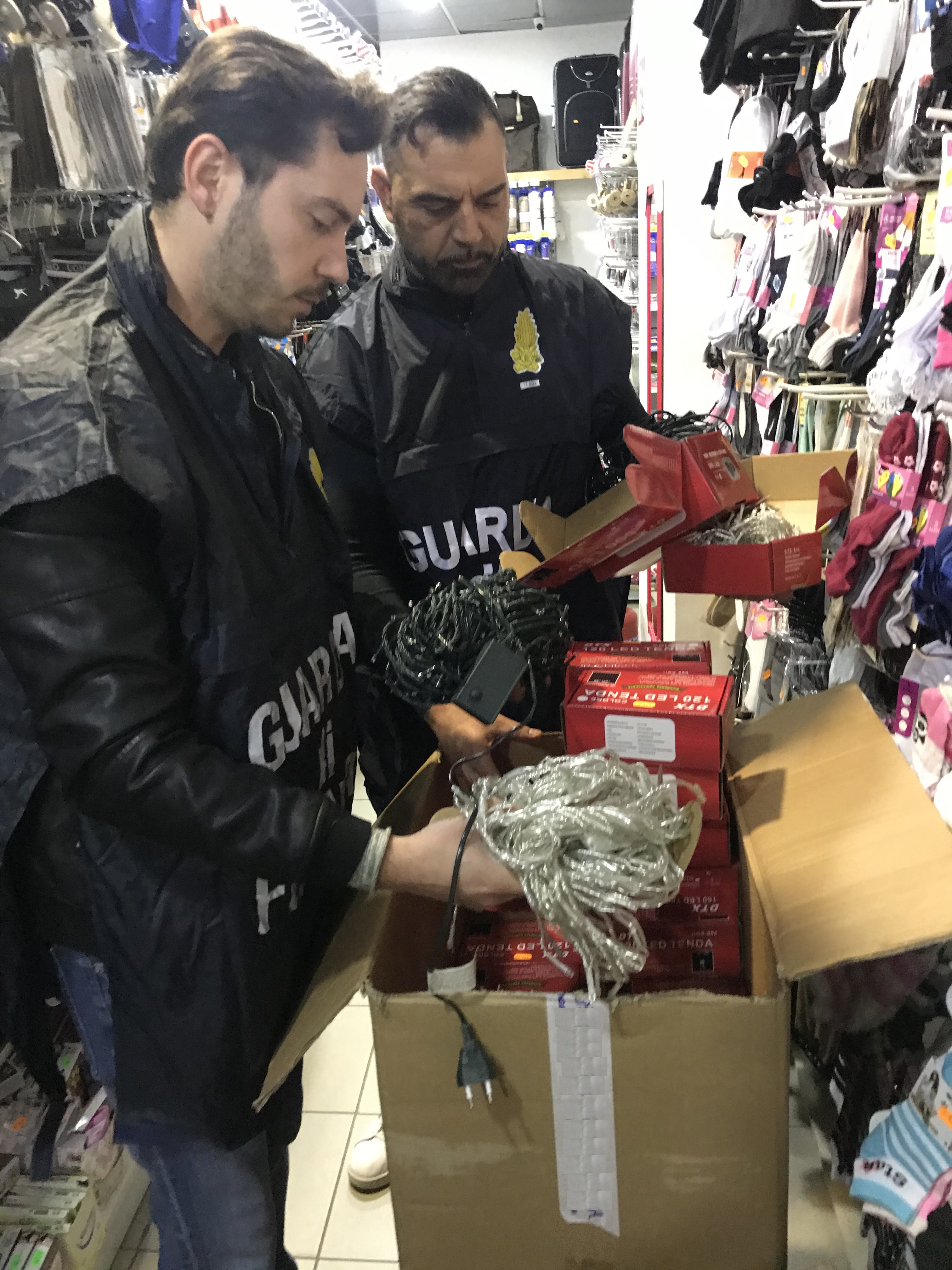 Materiale elettrico e informatico non conforme in un negozio cinese