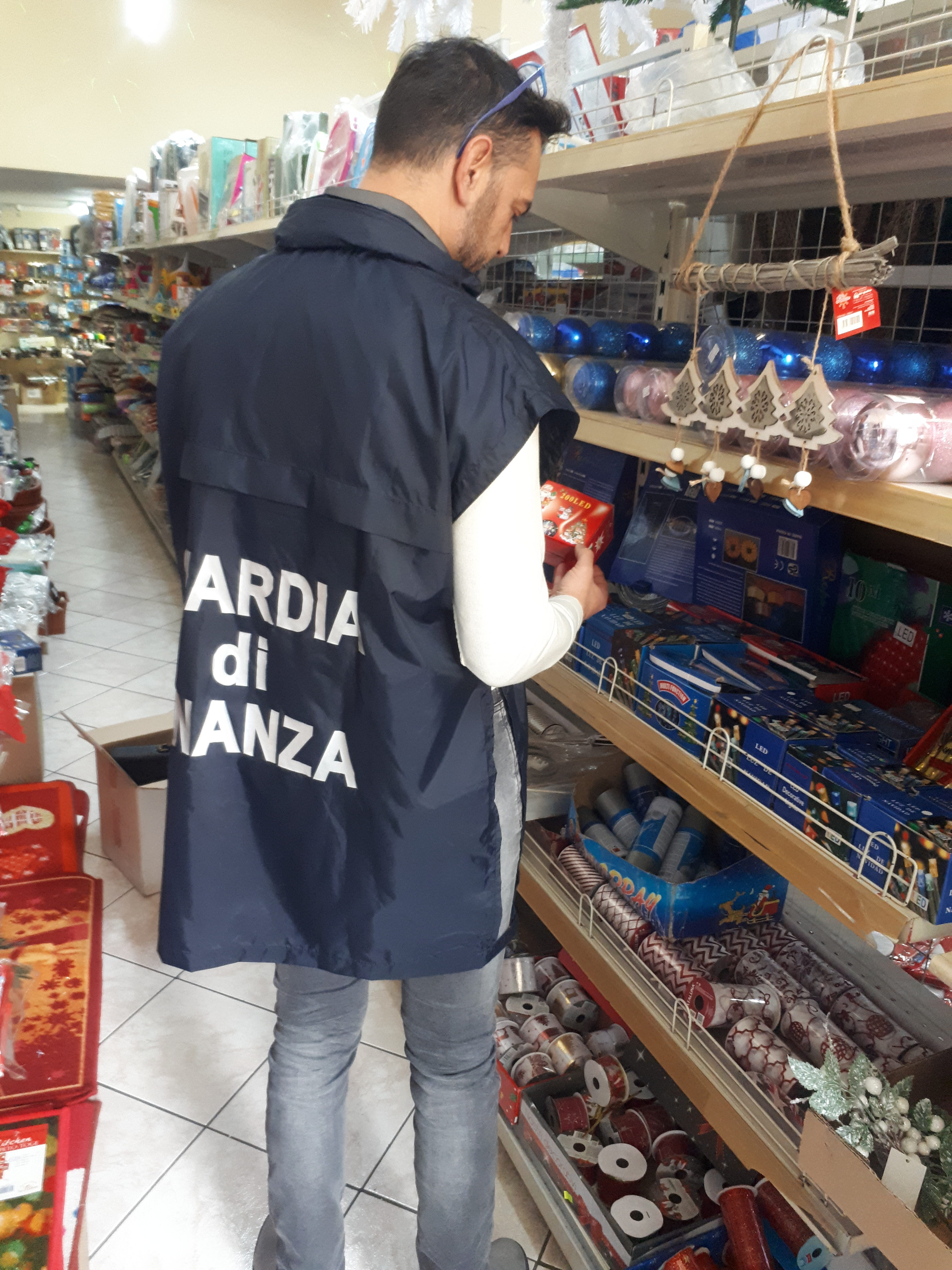 Prodotti non sicuri in vendita, grosso sequestro a Termini Imerese