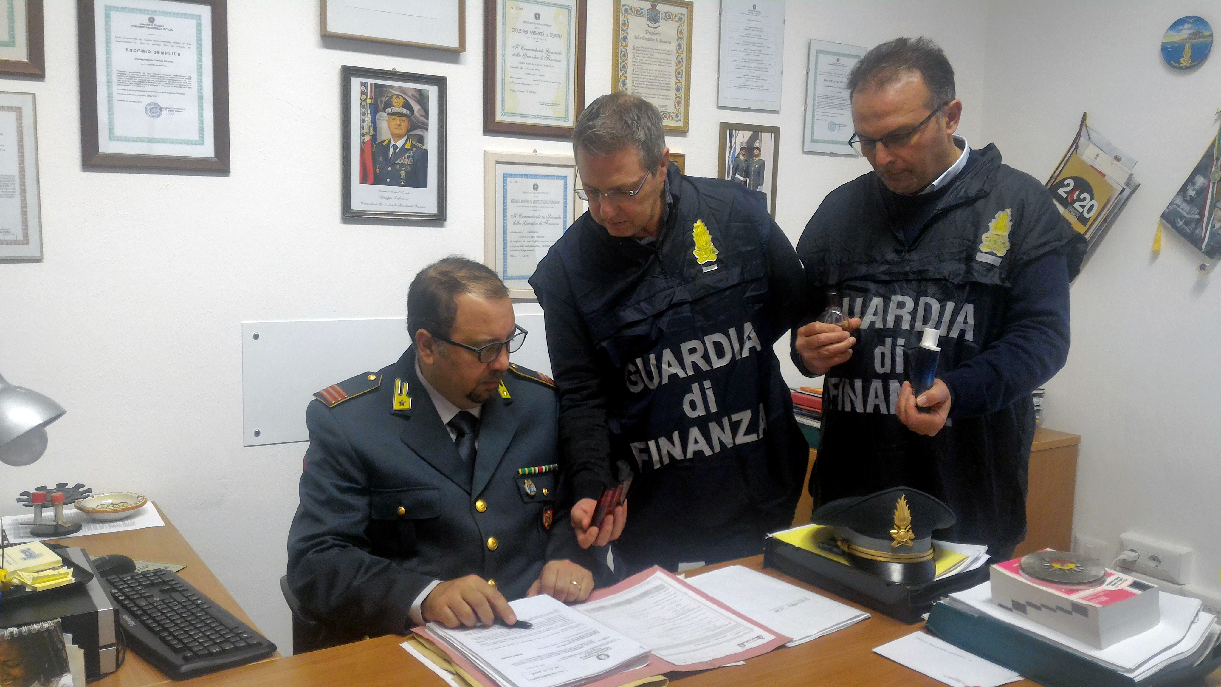 Sicurezza consumatori, sequestrati profumi potenzialmente pericolosi