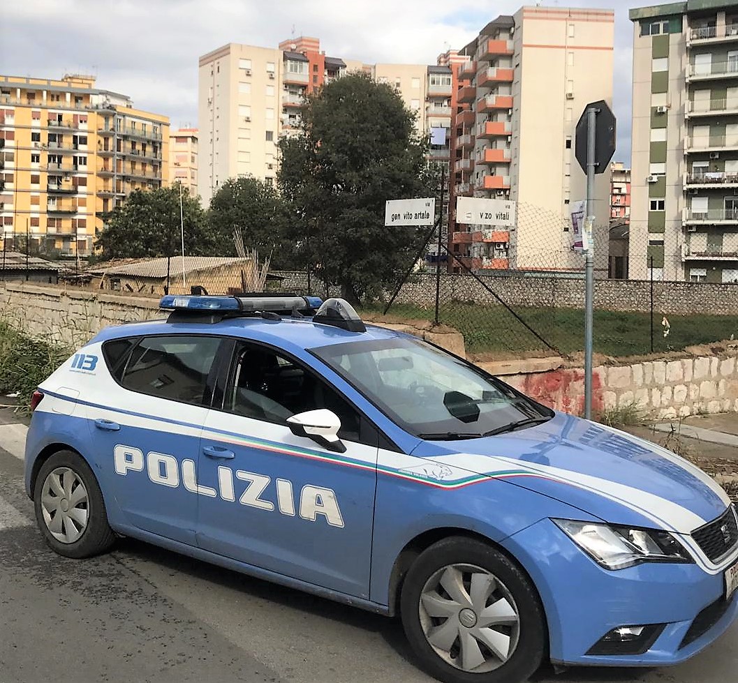 Confeziona dosi di marijuana mentre sconta i domiciliari, arrestato