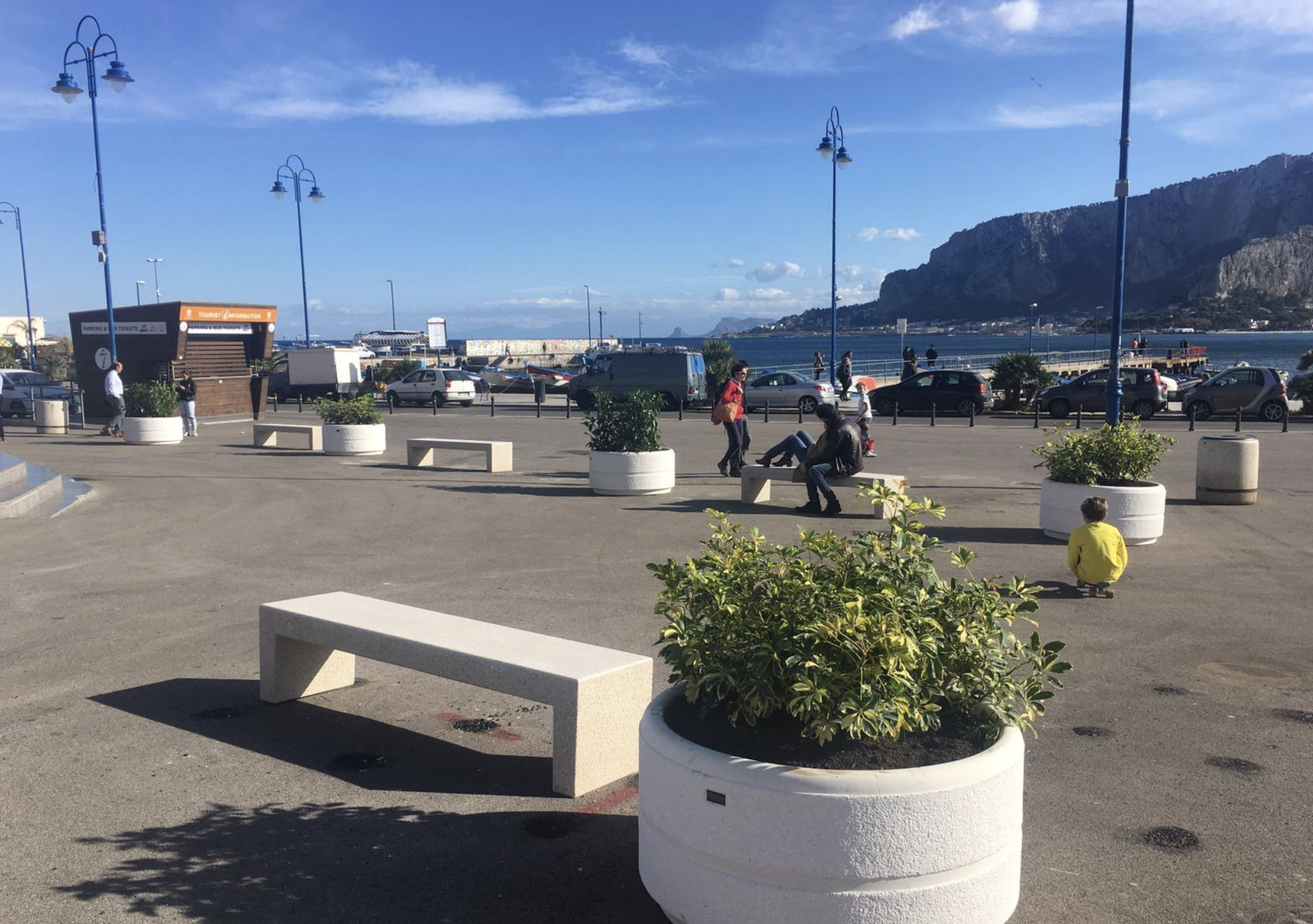 Mondello si rifà il look, nuovi arredi e sitemazione della piazza