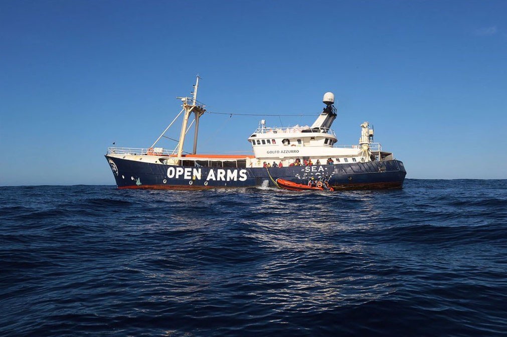 Open Arms, ancora migranti in acqua per protesta: 48 si buttano in mare