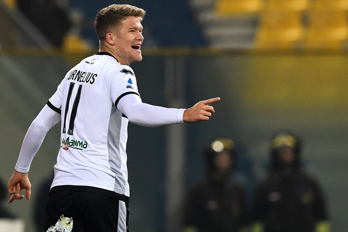 Cornelius beffa il Cagliari, il Parma agguanta il pari al 94°