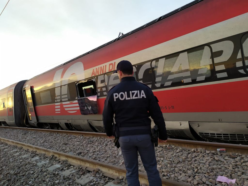 Deraglia treno alta velocita’ nel lodigiano, due morti