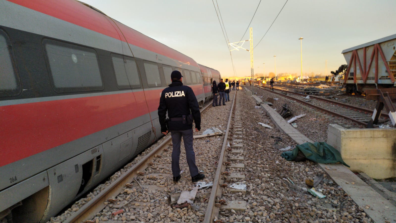 Treno deragliato, la Procura “Verifiche sui lavori a uno scambio”