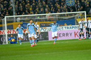PARMA (ITALPRESS) - La Lazio vola a un punto dalla Juventus capolista grazie alla vittoria di misura...