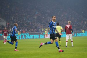 MILANO (ITALPRESS) - L'Inter batte il Milan in rimonta per 4-2 e aggancia la Juventus in vetta alla...