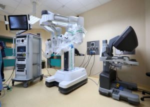 BOLOGNA (ITALPRESS) - E' il primo caso al mondo di intervento chirurgico eseguito interamente con il...