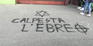 POMEZIA (ITALPRESS) - Scritte antisemite sono apparse questa mattina di fronte all'ingresso del...