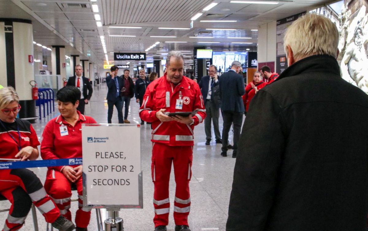 Virus Cina, 1,2 milioni passeggeri controllati negli aeroporti italiani