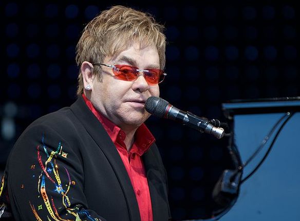 Elton John interrompe il concerto a Auckland “Ho la polmonite”