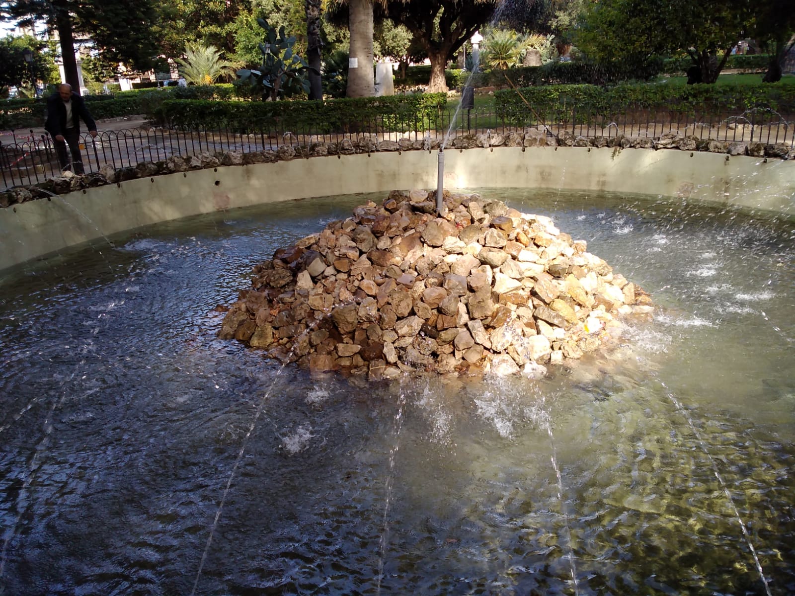 Torna a zampillare la fontana di villa Garibaldi a Piazza Marina a Palermo