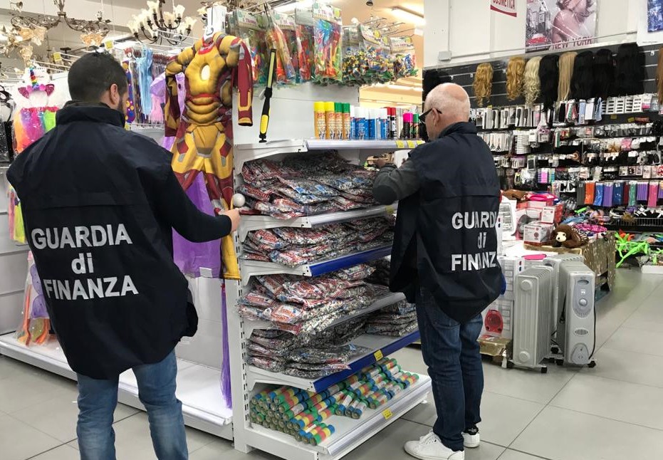 Articoli Carnevale contraffatti, sequestro in un magazzino cinese