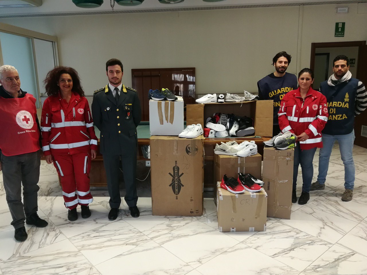 Scarpe sequestrate e donate alla Croce Rossa Italiana: oltre 230 paia