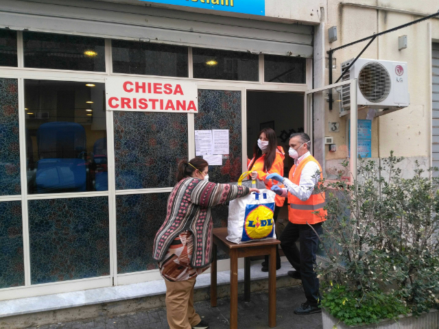 La ‘Chiesa dei Cristiani’ distribuisce cibo alle famiglie dell’Uditore