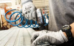 ROMA (ITALPRESS) - Secondo il Centro Studi Confindustria, la produzione industriale nel primo...