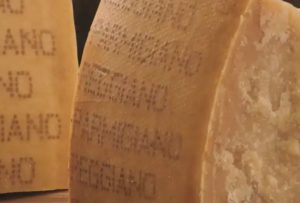 FIRENZE (ITALPRESS) - Prosegue l'opera di divulgazione sulle lunghe stagionature del Parmigiano...
