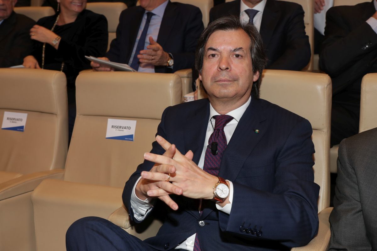 Coronavirus, Intesa Sanpaolo dona 100 milioni, coro di consensi