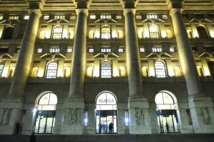 MILANO (ITALPRESS) - Una chiusura decisamente drammatica a Piazza Affari al termine di una seduta...