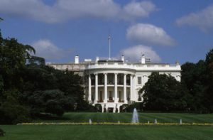 NEW YORK (USA) (ITALPRESS) - "Dichiaro ufficialmente l'emergenza nazionale: sono due parole molto...