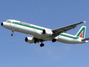ROMA (ITALPRESS) - Anche per i passeggeri di Alitalia arriva l'uso obbligatorio delle mascherine. Lo...