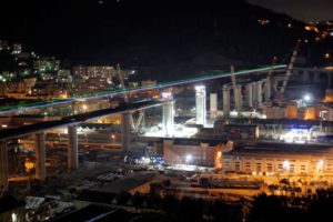 MILANO (ITALPRESS) - Questa sera alle 19,30 il nuovo ponte di Genova si e' acceso con i colori della...