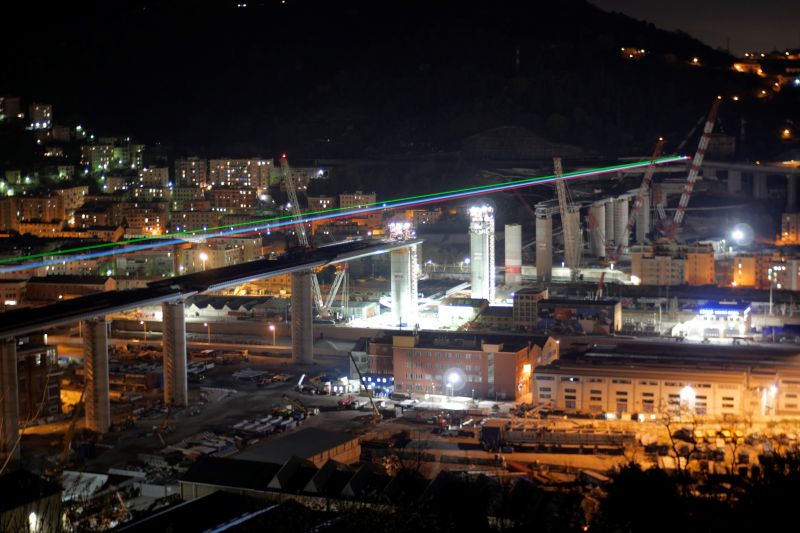 Il nuovo ponte di Genova illuminato dal Tricolore