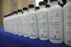 BOLOGNA (ITALPRESS) - Granarolo e la sua filiera di soci allevatori forniranno 100.000 mascherine...