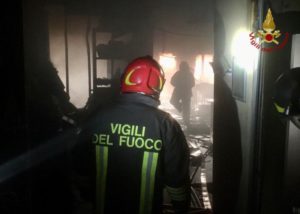 MILANO (ITALPRESS) - I vigili del fuoco sono intervenuti questa mattina alle 5.30 in Corso di Porta...
