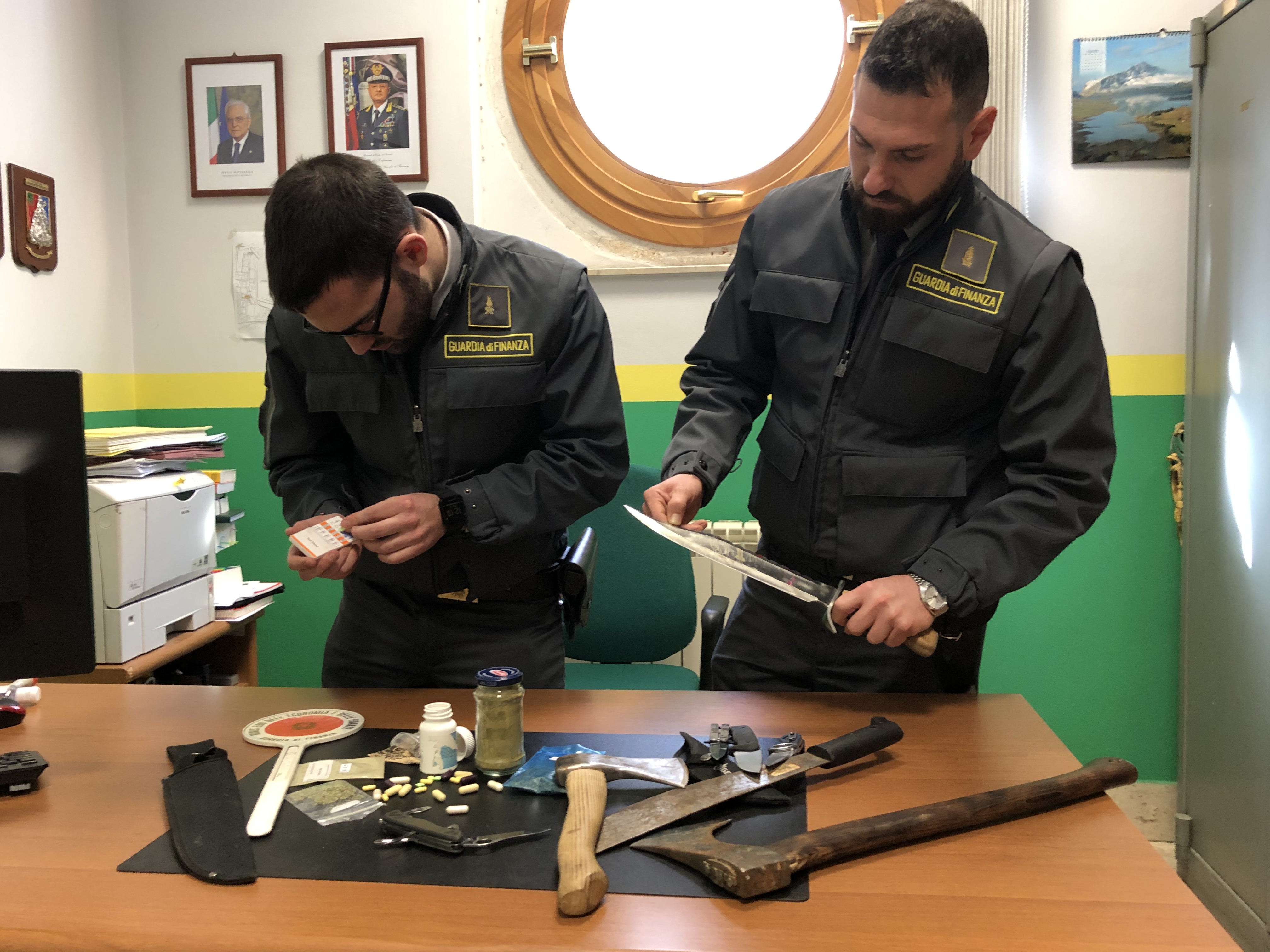 Sbarcato a Palermo cittadino svizzero con droghe e armi: arrestato
