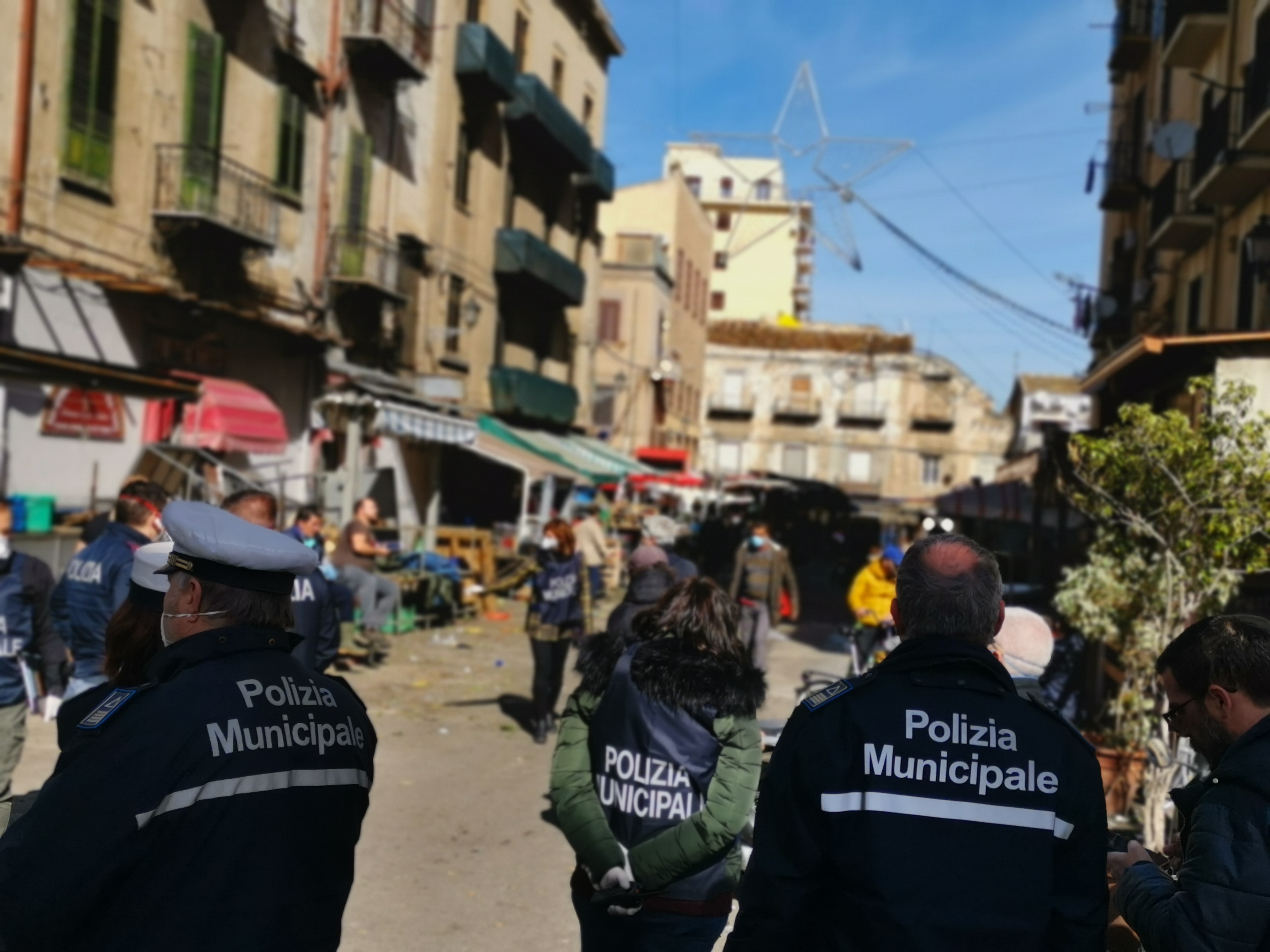 Blitz interforze contro gli ambulanti a Ballarò, chiuse le bancarelle