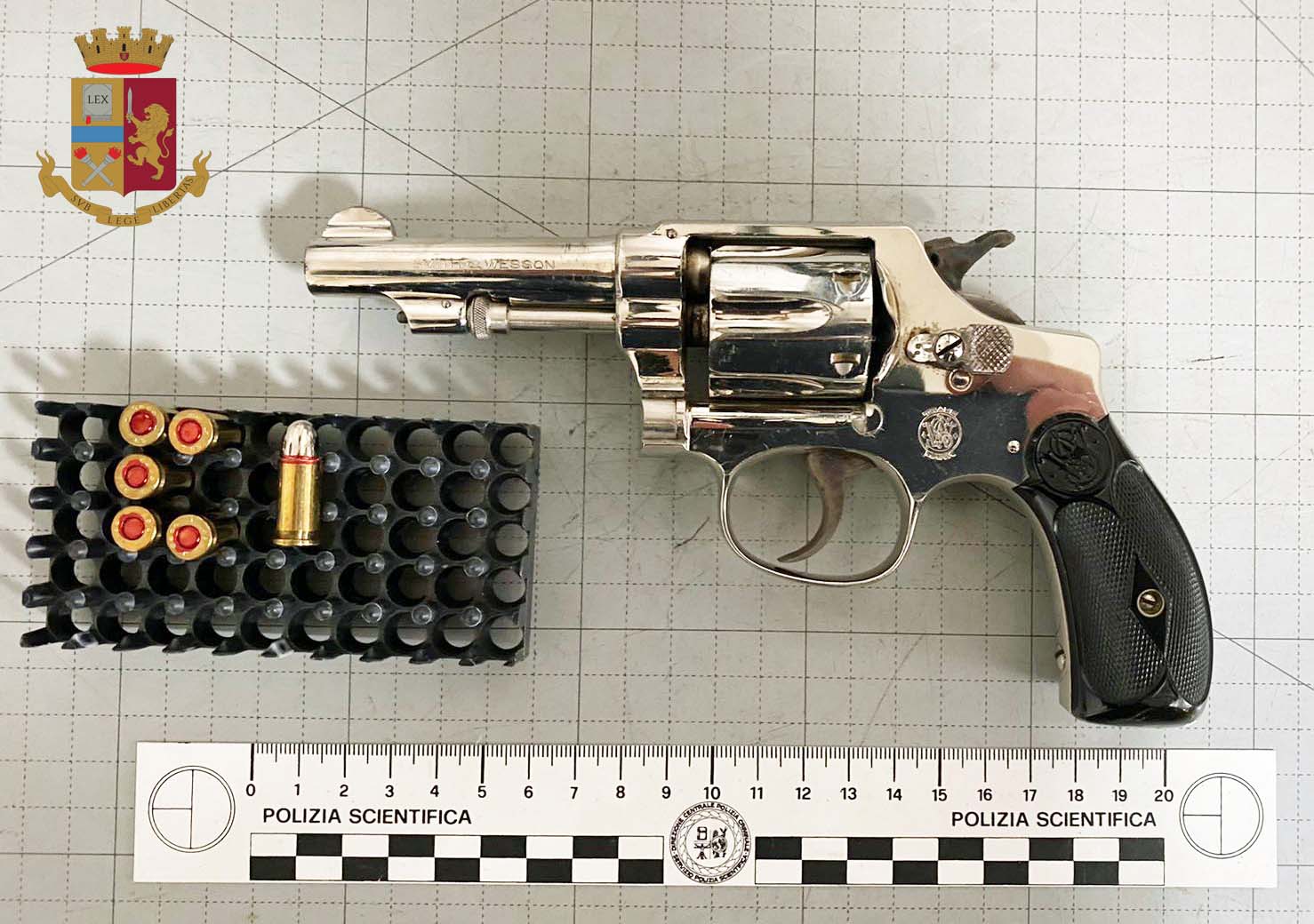 Ricettazione a Enna, arrestati venditore e acquirente di un revolver