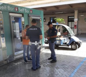 Resistenza alla polizia dopo controllo. La Polizia di Stato durante gli ordinari servizi di...