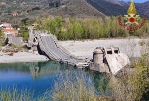MASSA CARRARA (ITALPRESS) - Un ponte e' crollato ad Aulla, in provincia di Massa Carrara, sulla ex...