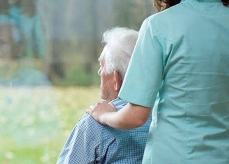 Coronavirus, Assindatcolf “Linee guida dpi anche per colf e badanti”