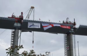 GENOVA (ITALPRESS) - E' stato completato questa mattina il varo dell'ultima campata del nuovo ponte...