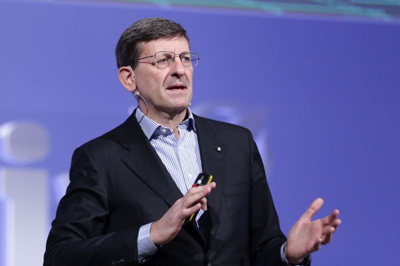 Coronavirus, Colao: “Apertura a ondate per testare il sistema”