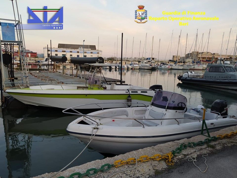 Una tonnellata di droga in 2 natanti dai Balcani in Puglia, 2 arresti