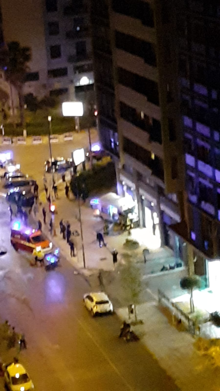 Incidente a Palermo, ambulanza si scontra con auto e finisce contro vetrina