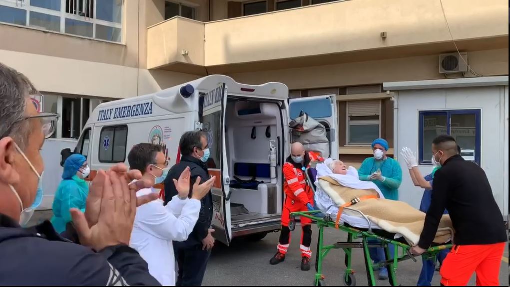 Coronavirus, dimessa paziente centenaria a Messina, festa al Policlinico