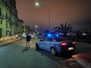 Evade dai domiciliari per andare