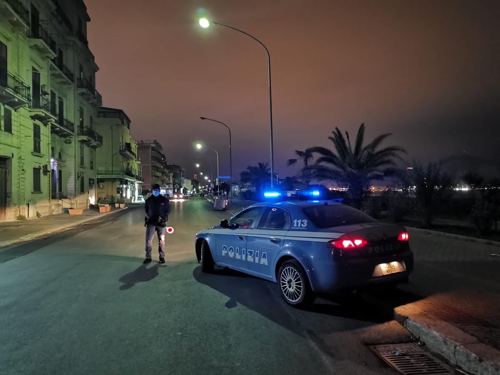 Evade dai domiciliari per andare “in cerca di un bar”, arrestato