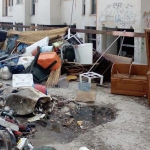 Ex scuola abbandonata di viale Michelangelo. È stato completato ieri un intervento di pulizia con la...