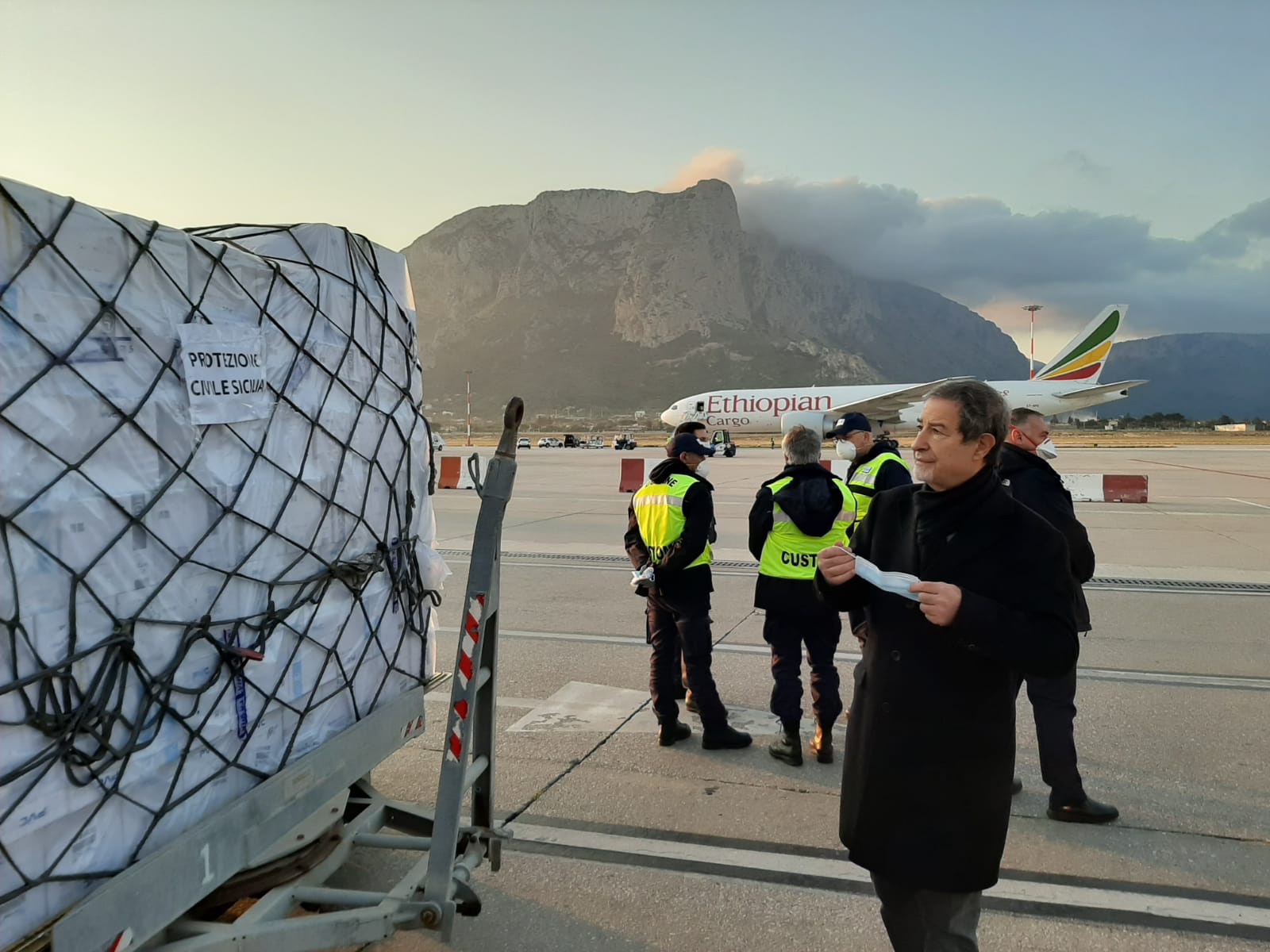 Coronavirus dispositivi medici a Palermo: un carico di 40 tonnellate