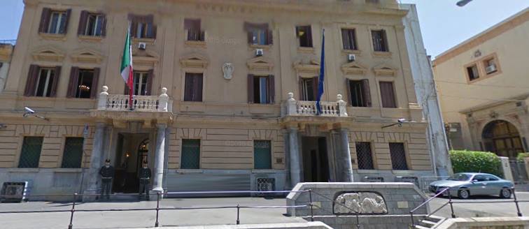 Omaggio musicale di Roy Paci davanti la Questura di Palermo