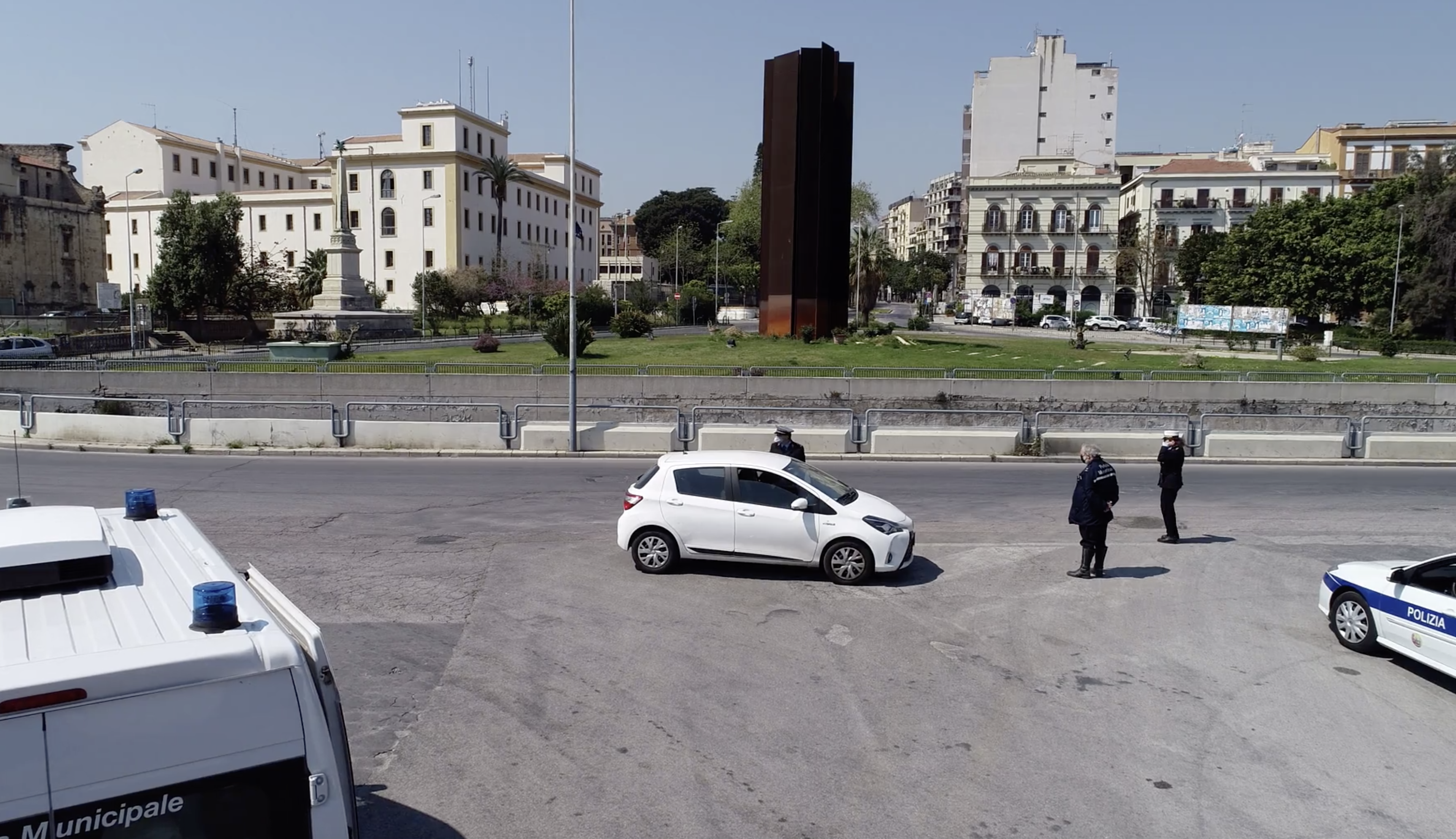 Chiuso tabaccaio e negozio di alimentari: droni in azione a Palermo