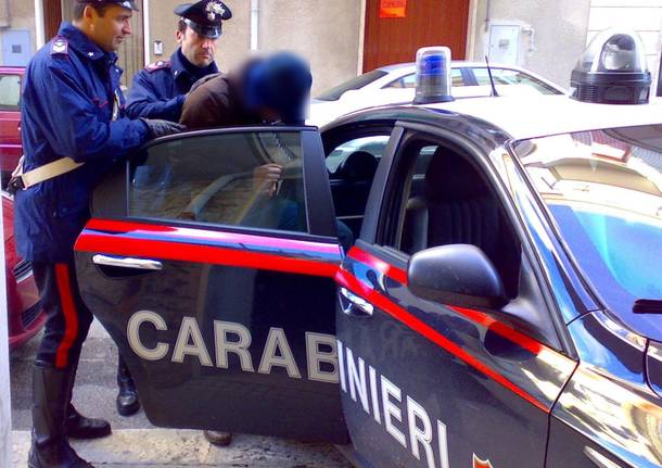 Minaccia la ex di divulgare loro video intimi, arrestato