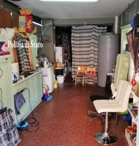 Scoperta 'barberia' abusiva in un magazzino